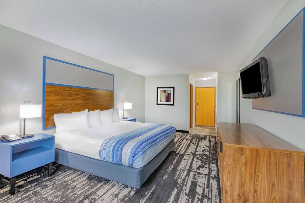 AmericInn by Wyndham Pella