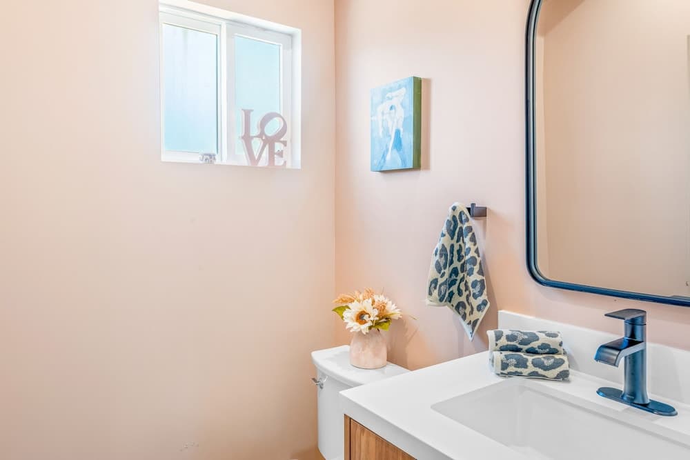 Stylish Sherman Oaks Townhouse W/ 3 Master Suites