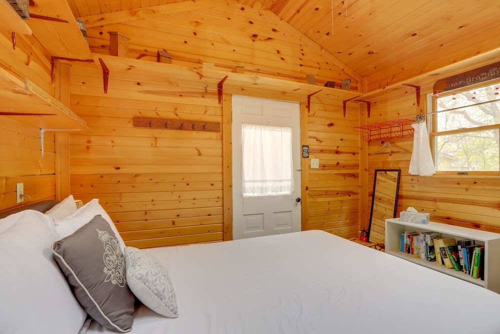 Spacious Lakeside Cottage - 2 Miles to Marblehead!