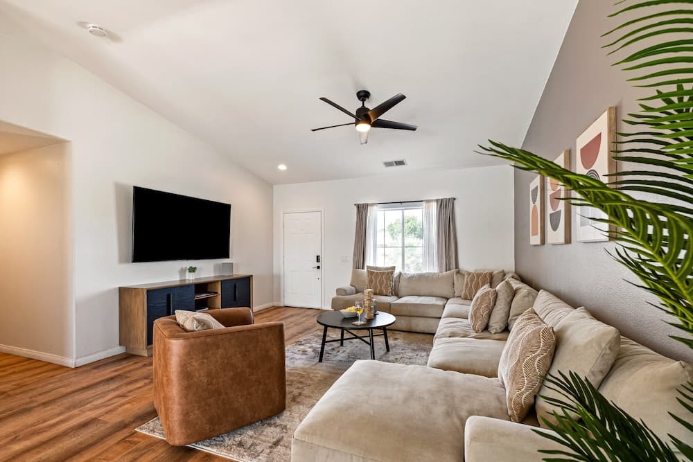 Montego by Avantstay Private Yard w/ Pool & Hot Tub