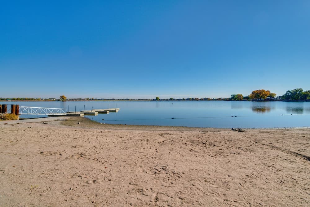 Charming Getaway, Walk to Windsor Lake & Downtown!