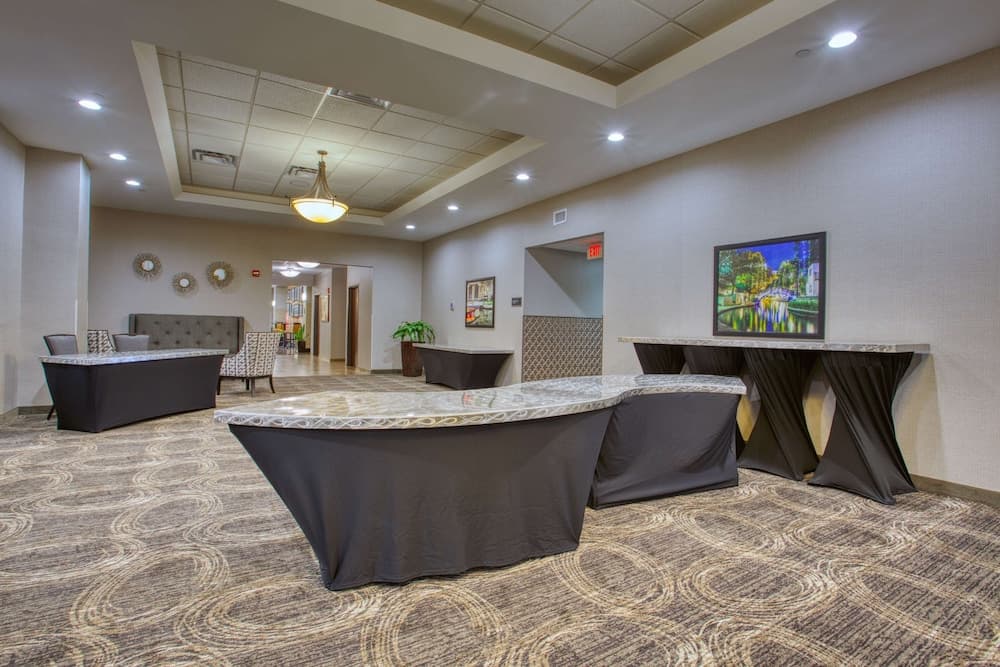 Drury Inn & Suites Near La Cantera Parkway