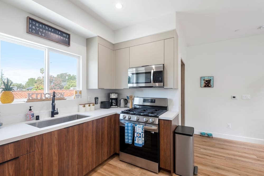 Stylish Sherman Oaks Townhouse W/ 3 Master Suites