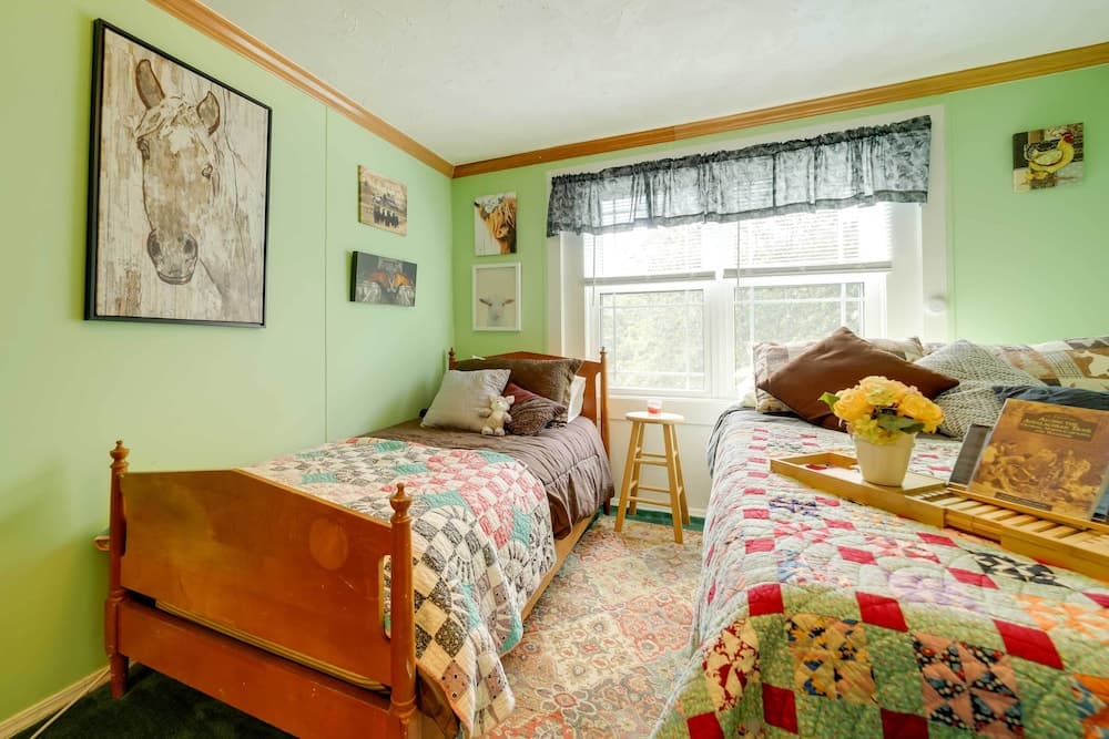 Pet-friendly Smoky Mountain Getaway w/ Fire Pit!