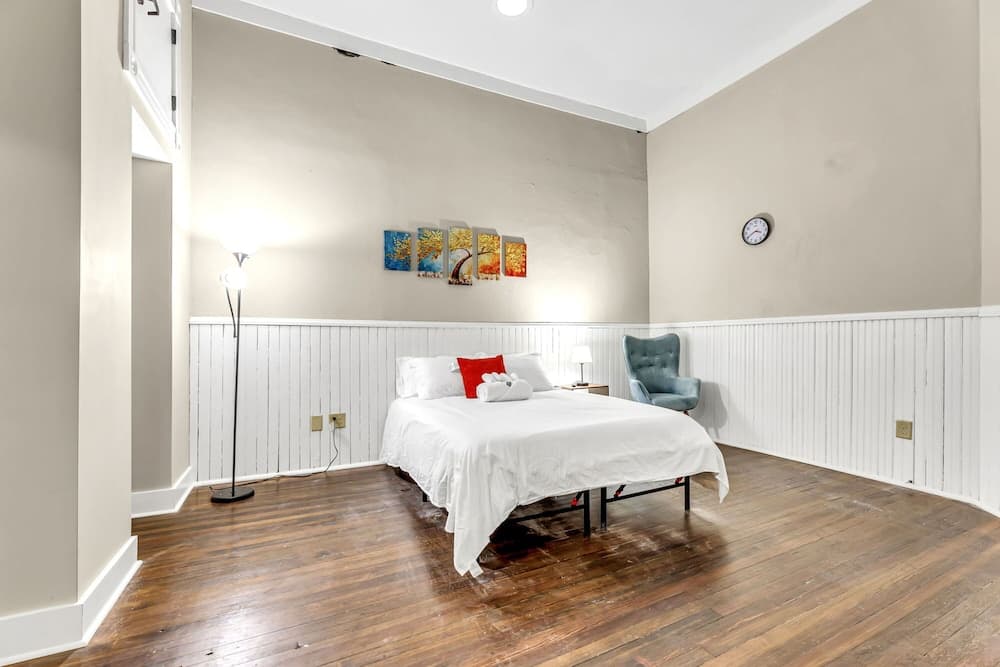 Elm St. Retro Retreat - Downtown Condo