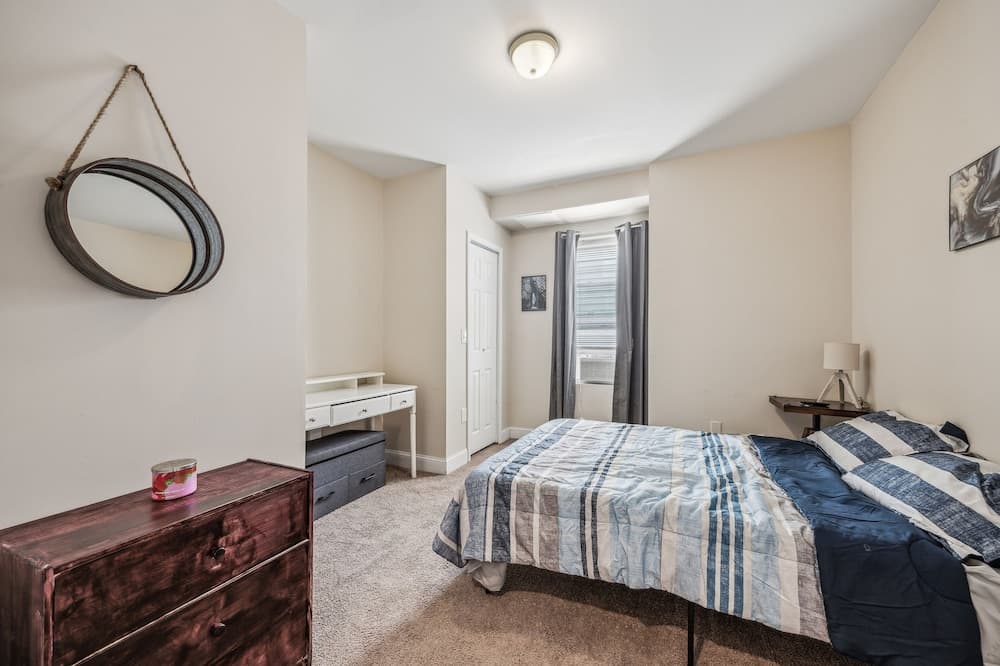 Elegant 5br Townhome In Prime Location 5 Bedroom Townhouse by RedAwning
