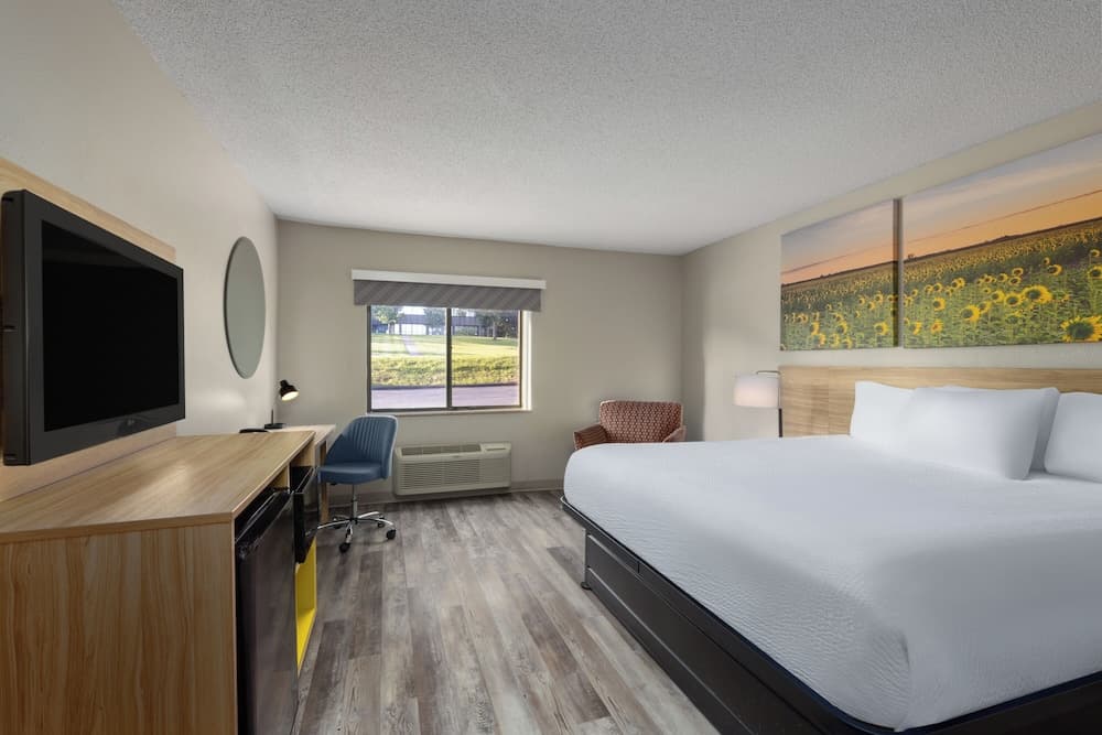 Days Inn & Suites by Wyndham Kansas City South