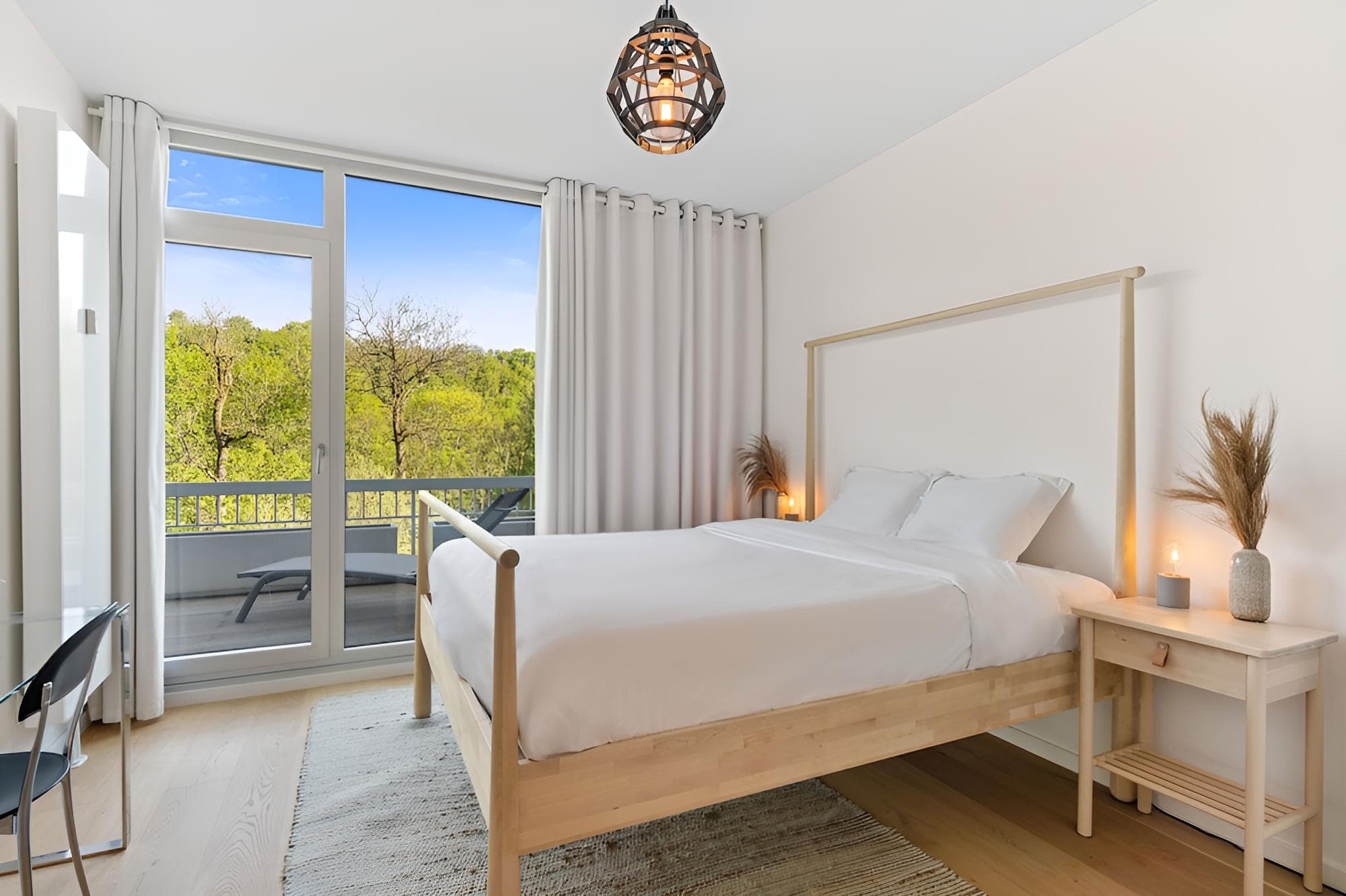 Elegant 1BR Apt: Balcony, Pool, Central Location