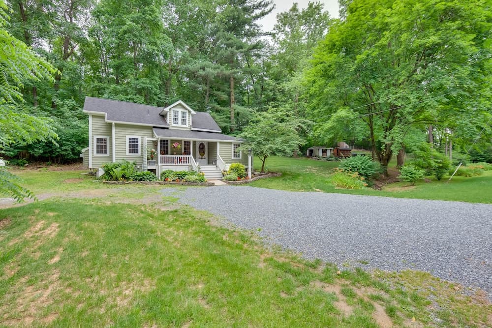 Charming Manheim Cottage w/ On-site Animal Viewing