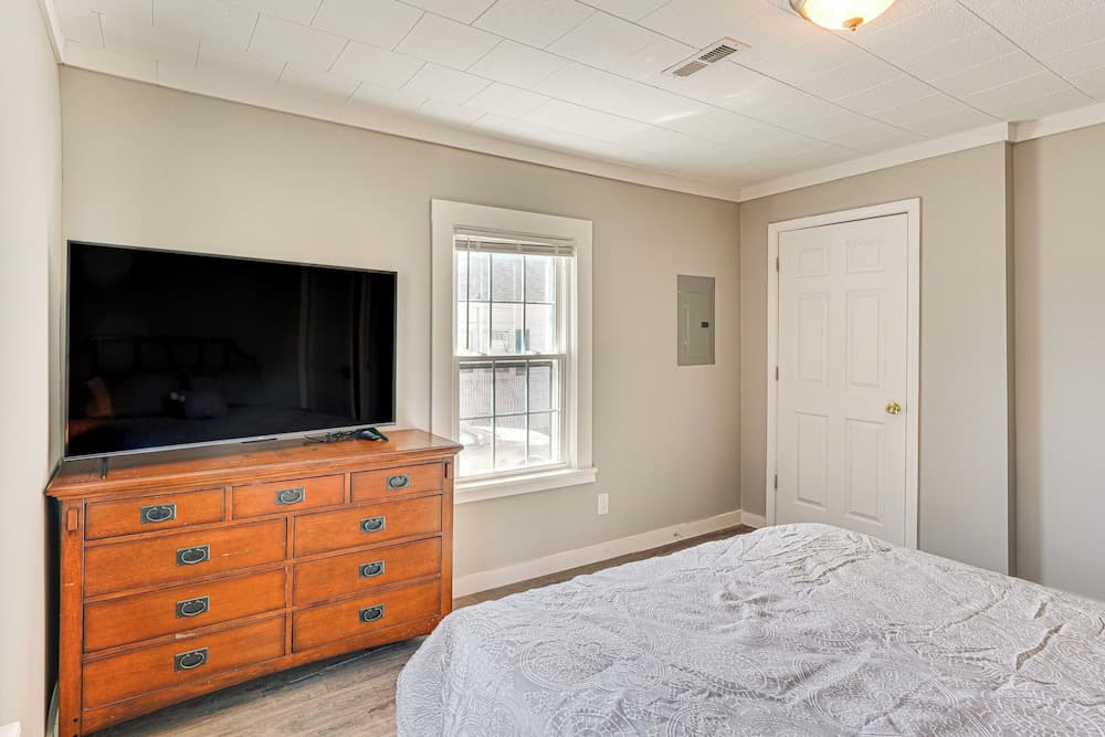Close to Shops, Eats & Hospital: Roxboro Retreat
