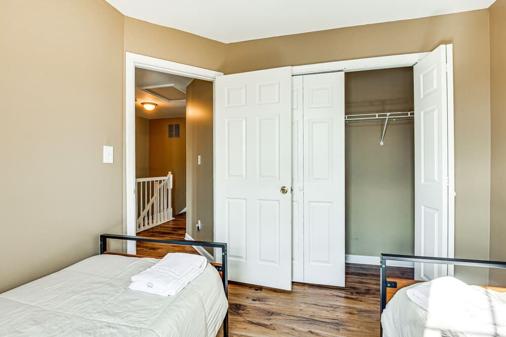 Spacious Dundalk Townhome: 8 Mi to Inner Harbor!