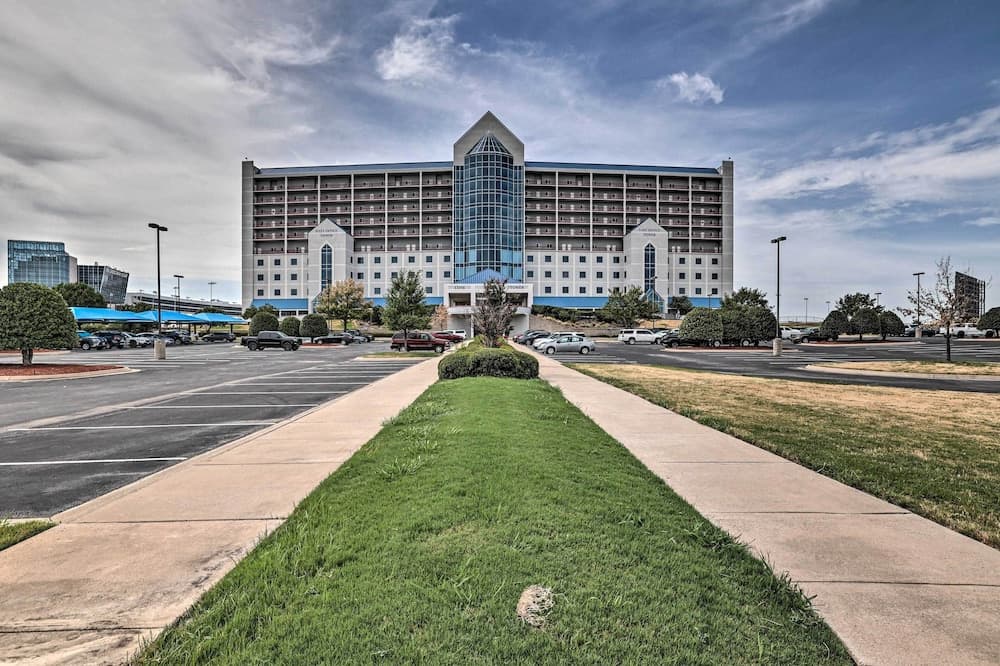 Shop & Dine: Fort Worth Condo w/ Racetrack Views!