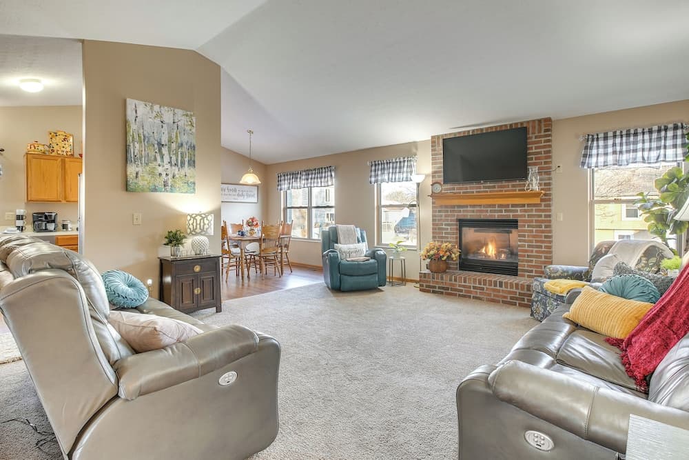 17 Mi to Columbus: Pickerington Home w/ Fire Pit!