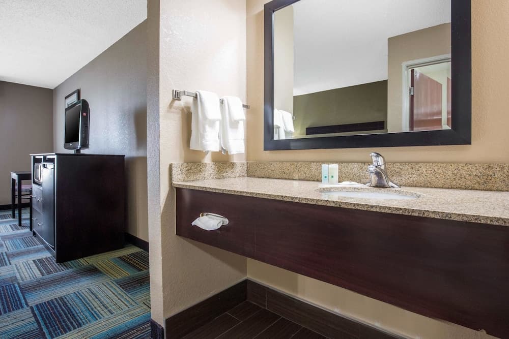 Quality Inn & Suites Arnold - St Louis