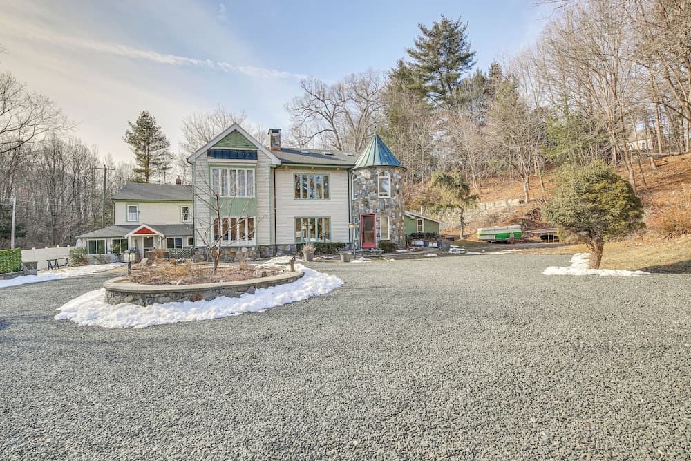 4 Mi to Danbury: Apt w/ Indoor Pool Access