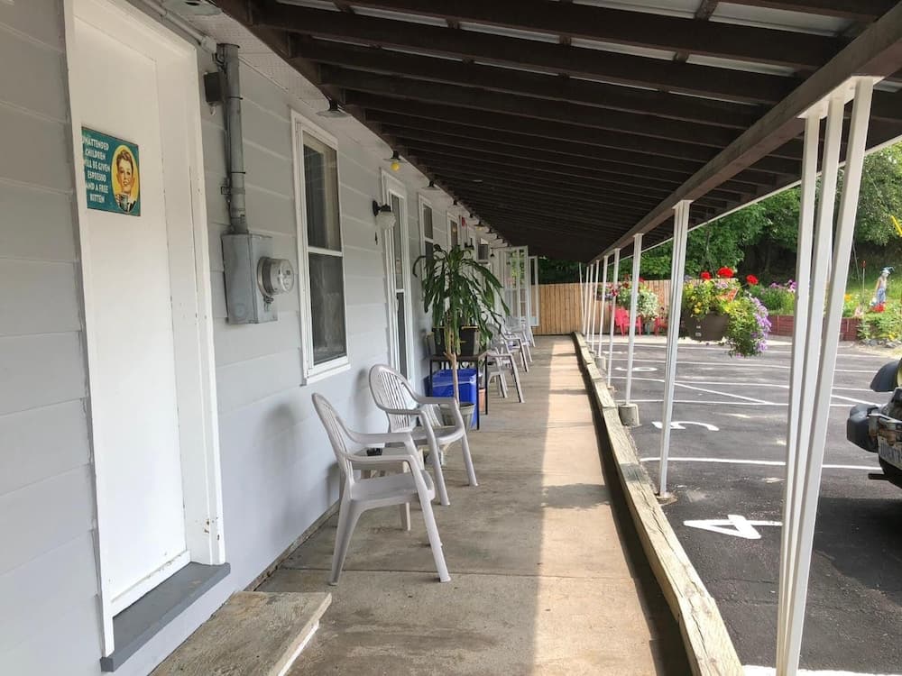 Oakwood Motel