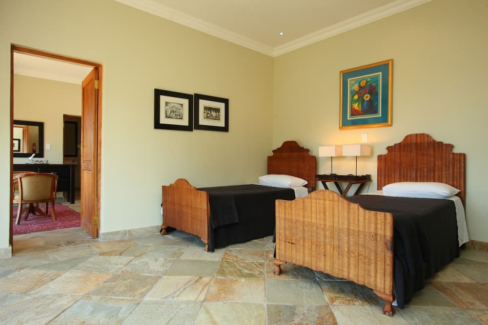 12 on Hillel Guest Manor