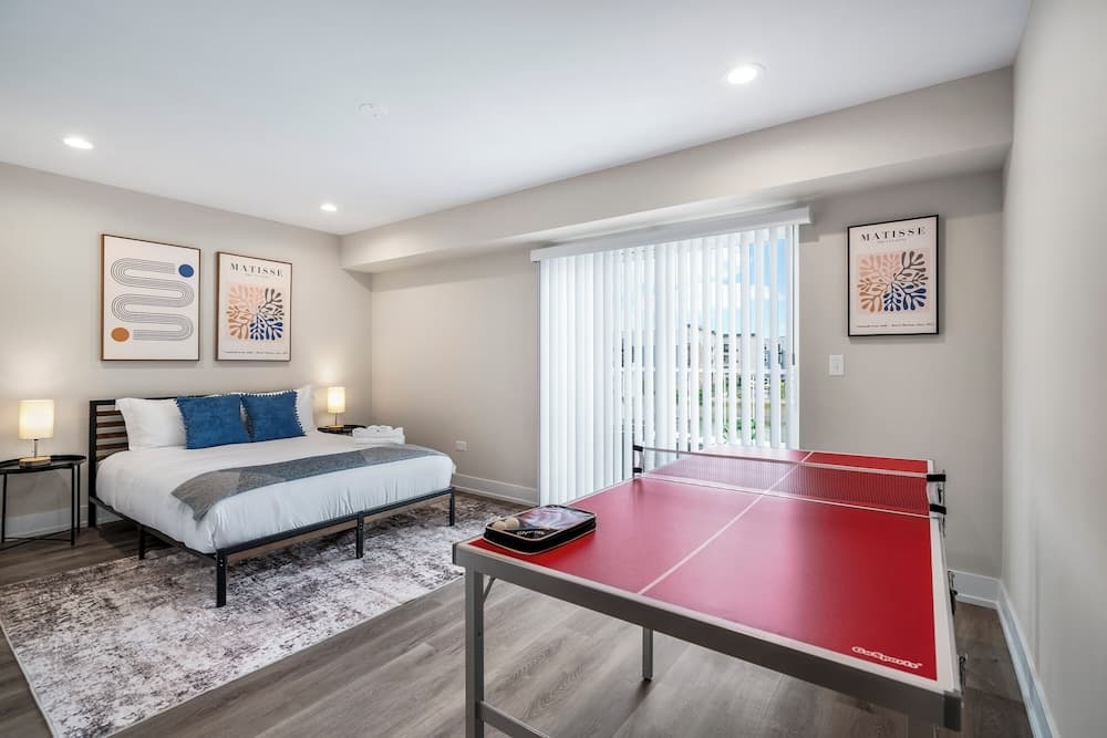 Spacious 4BR Warrenville Home- Rep 1