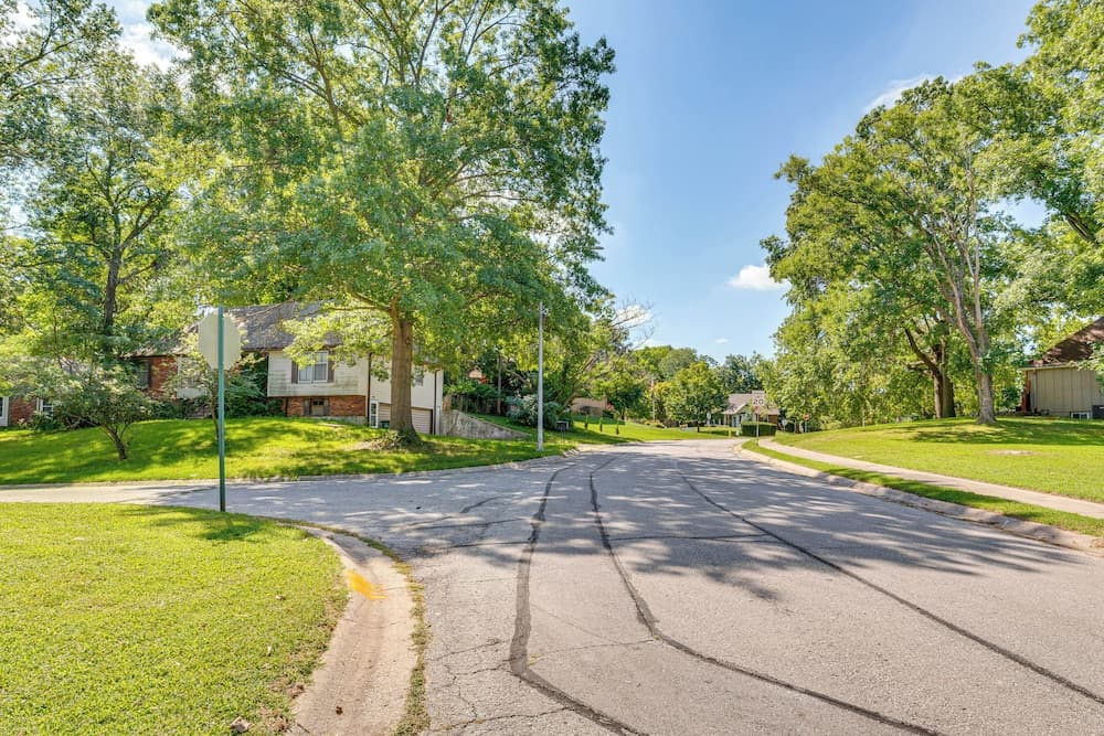 6 Mi to Cpkc Stadium: Convenient Kansas City Apt