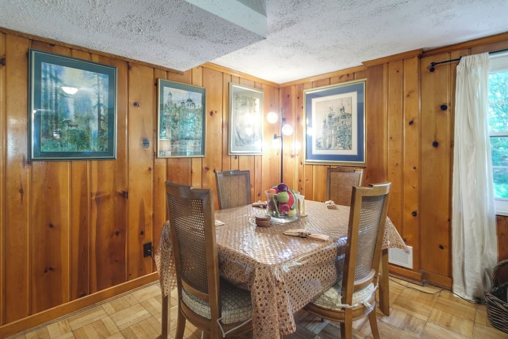 Bethesda Apartment + Yard ~ 9 Mi to D.C
