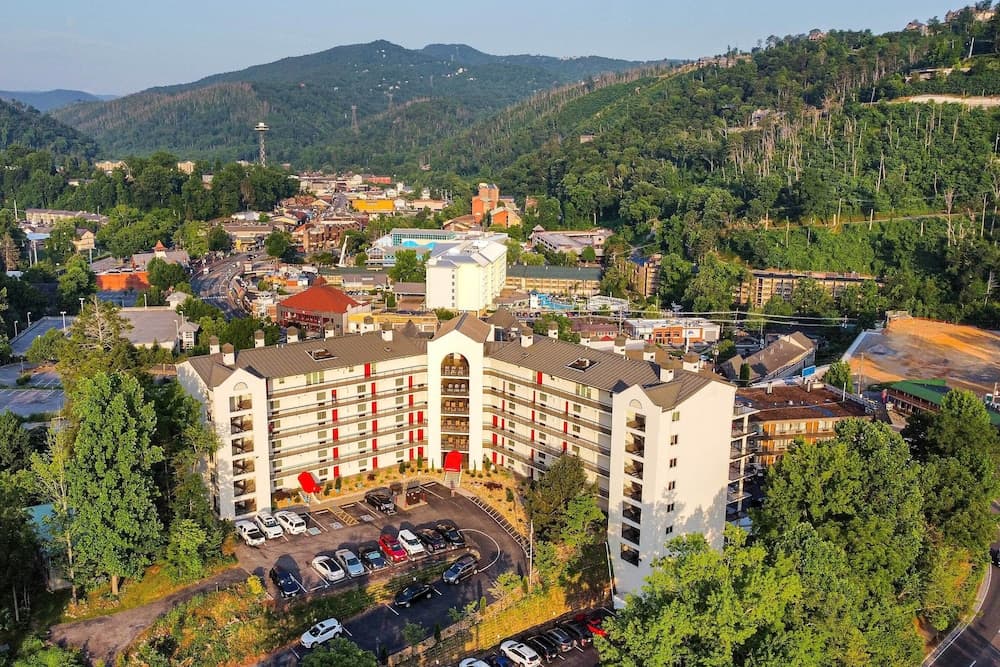 Gatlinburg Condo w/ Smoky Mtn Views: Walk to Dwtn!