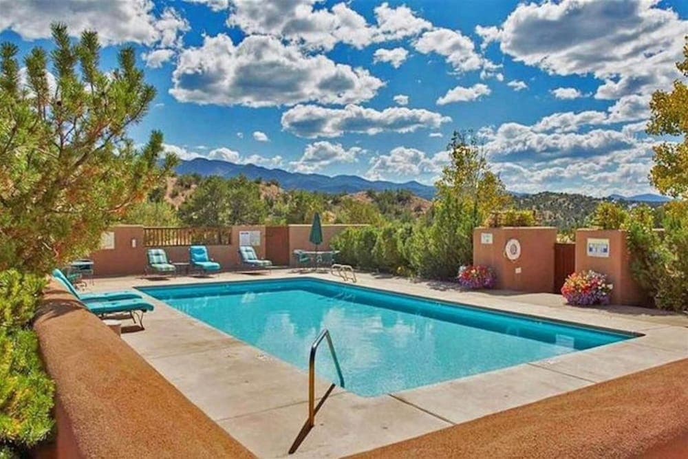 Acoma - Majestic Views, Near the Santa Fe Opera and Four Seasons in Tesuque