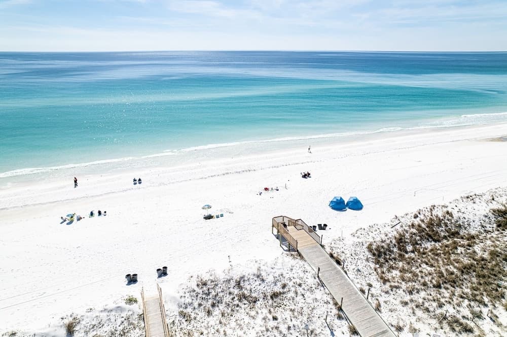 SPC 4133 Beautiful Tennis Court 2 bedroom with free beach set up for 2 by RedAwning
