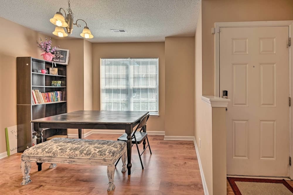 Cozy Greensboro Townhome ~ 7 Mi to UNC Campus