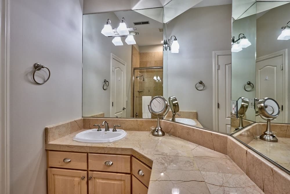 Spacious & Welcoming Close To Stanford & Tech 4 Bedroom Home by RedAwning
