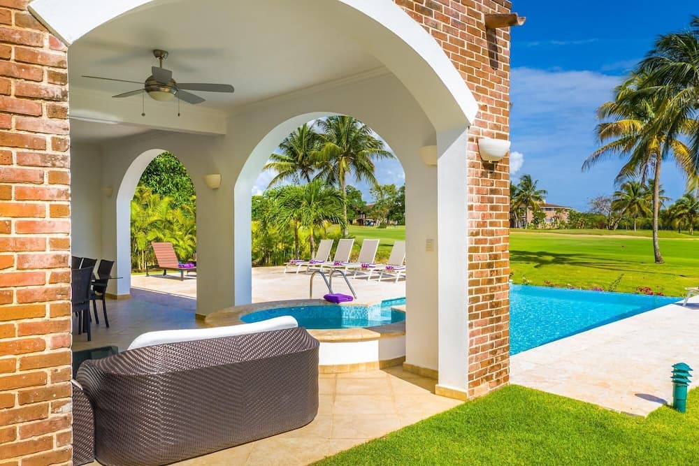 Beautiful 5-bdr 2 Levels Villa for Rent in Punta Cana - Golf Front With Pool Jacuzzi Maid