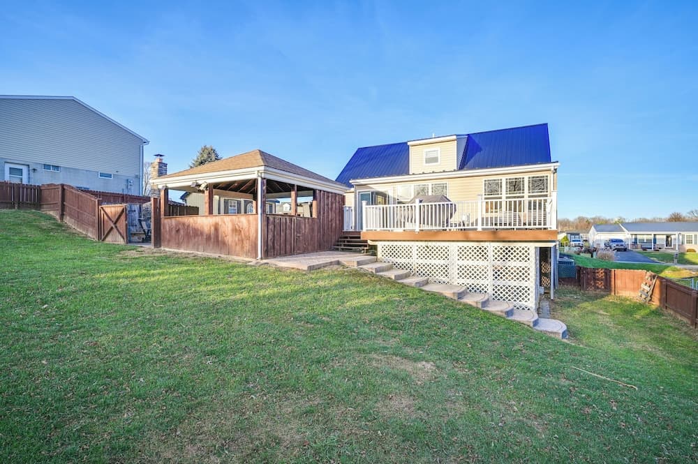 Large Family Home: 5 Mi to Dtwn Hagerstown!