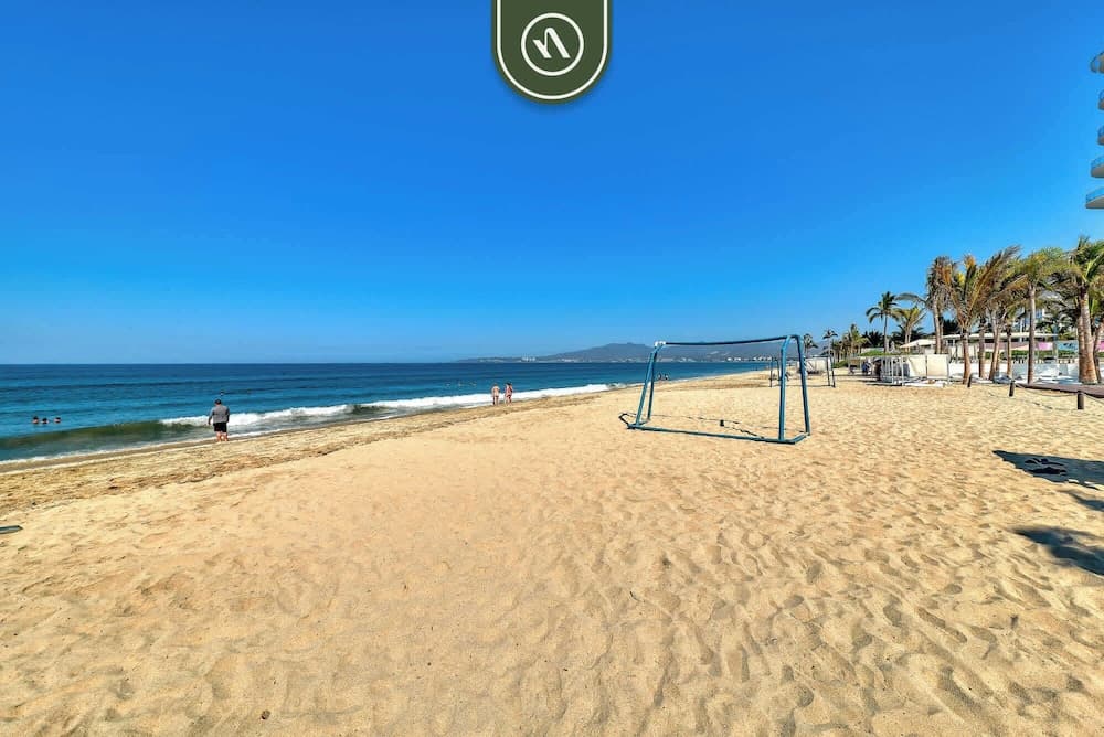 Oceanview 1 BR Condo - Private Beach - Pools
