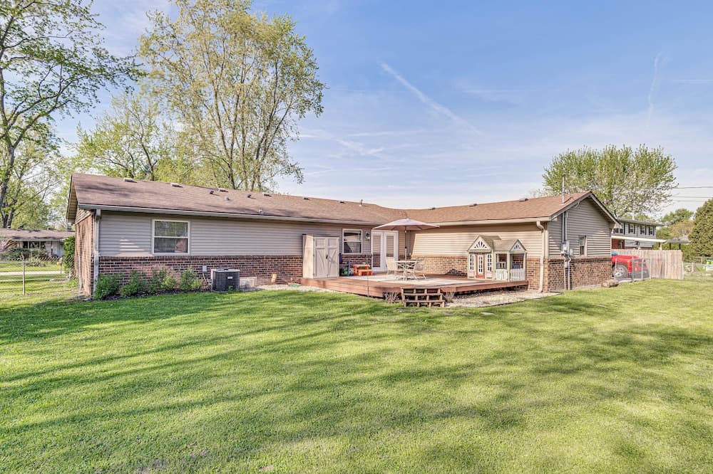 12 Mi to Indianapolis Motor Speedway: Home w/ Deck