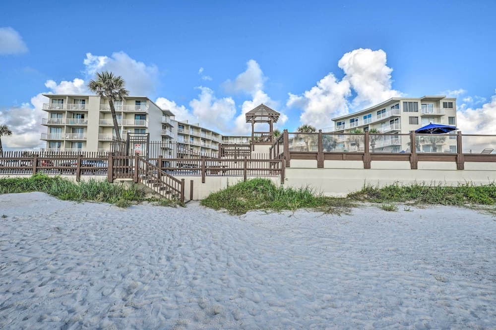 Beachfront Studio w/ Community Indoor Pool!