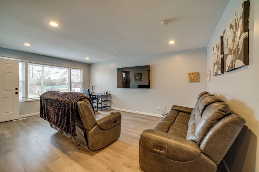 4 Mi to Lake Michigan: East Chicago Home w/ Grill