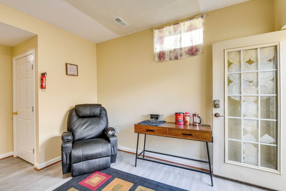 Pets Welcome! Cozy Family Apartment in Sterling