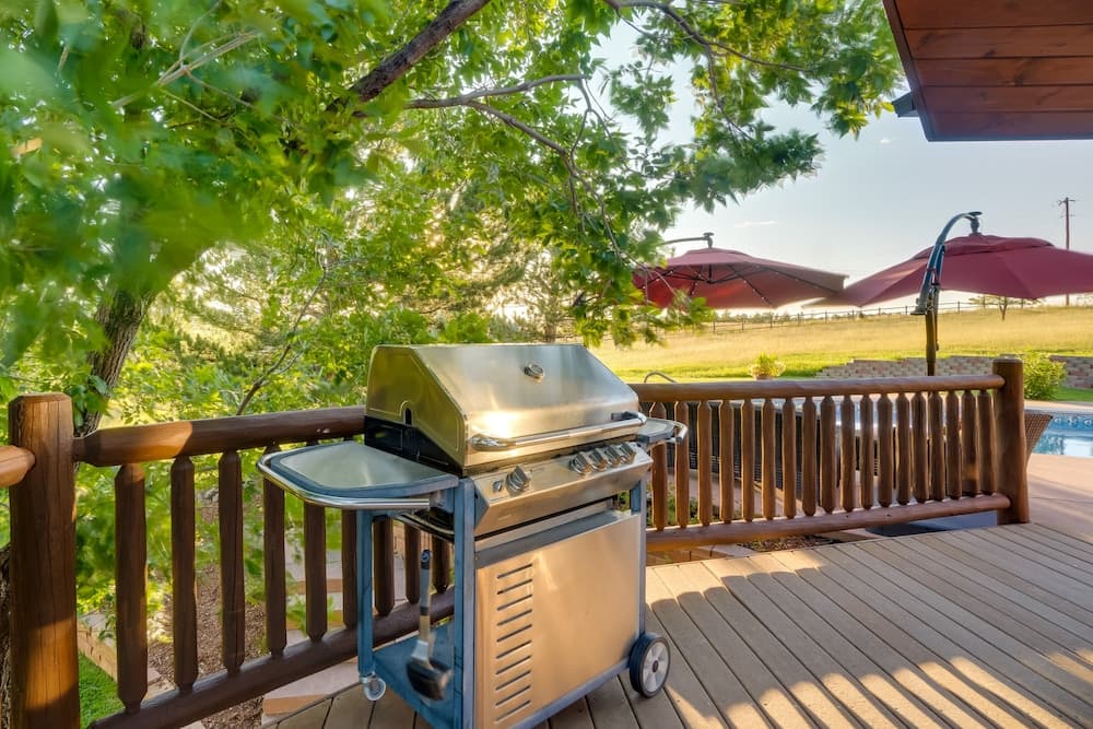 Heated Pool + Mtn Views: Log Cabin in Parker!