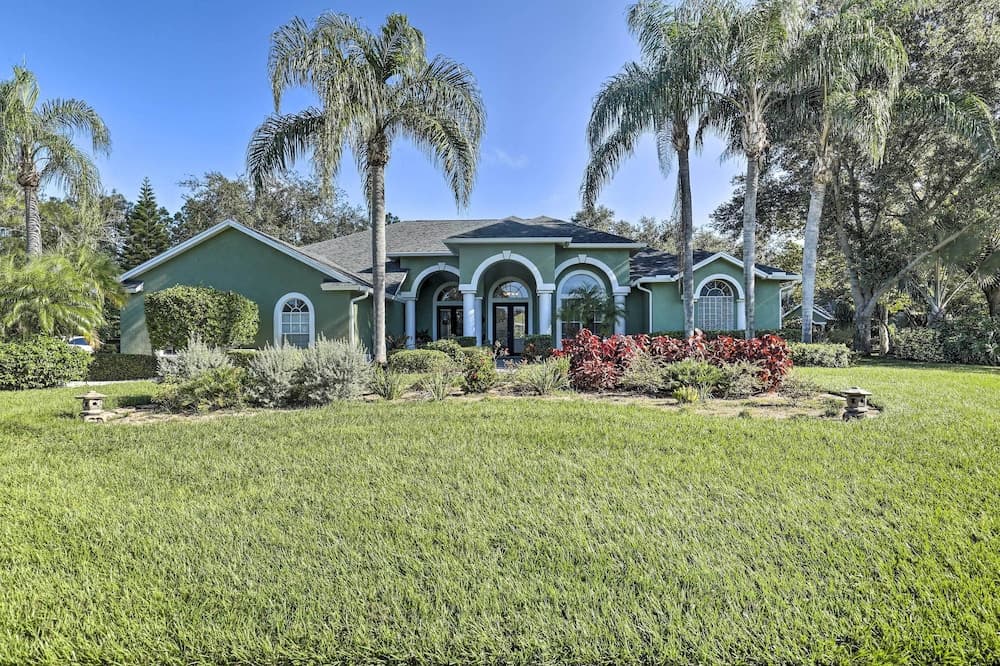 Luxurious Home w/ Private Pool & Lanai Near Tampa!