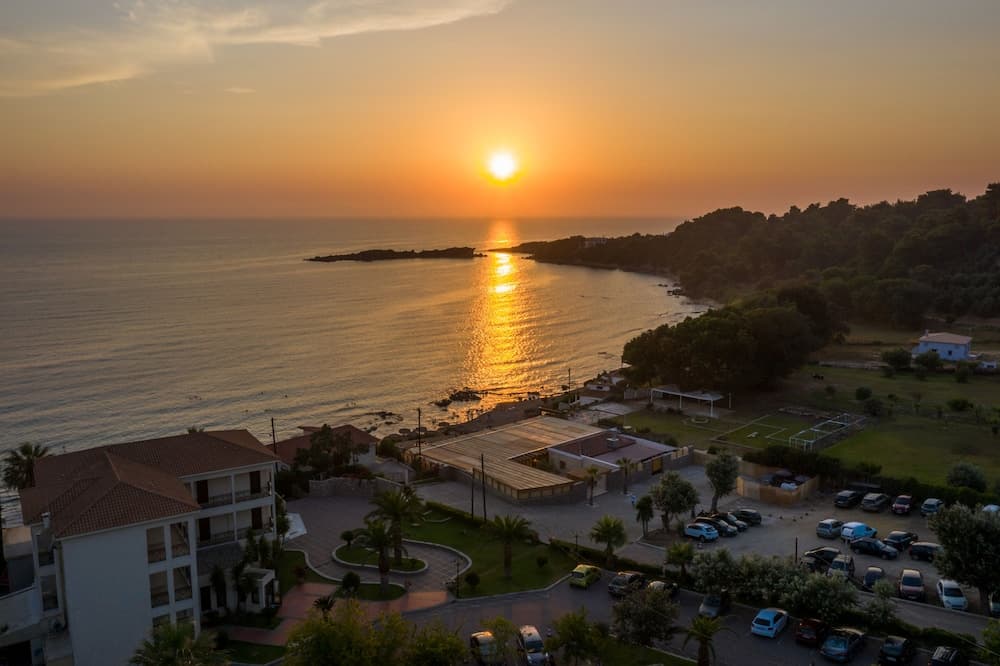 PHEIA, Vriniotis Resorts