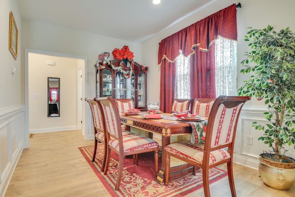 Charming Smithfield Home ~ 28 Mi to Raleigh!