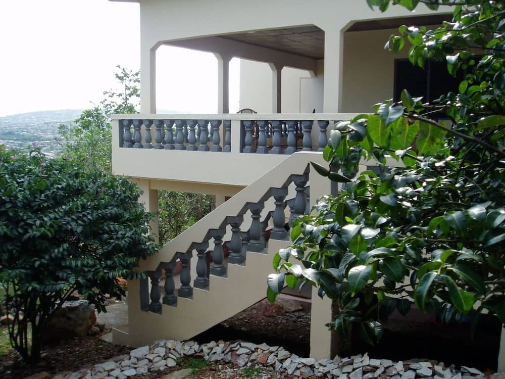 Nimohs' Holiday Home Mccarthy Hill Accra-ghana With Acs