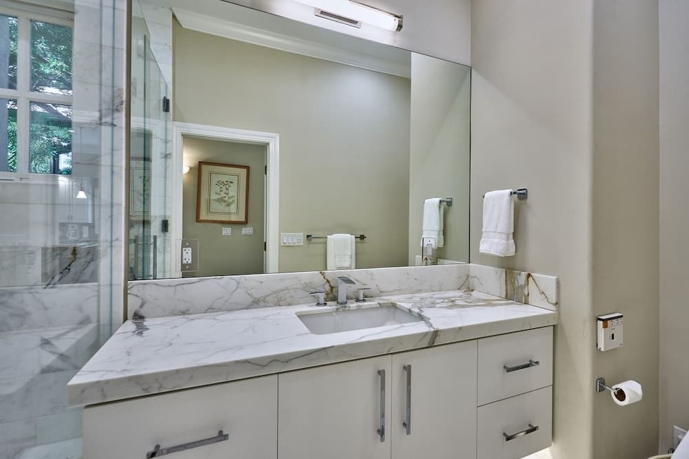 Spacious & Welcoming Close To Stanford & Tech 4 Bedroom Home by RedAwning