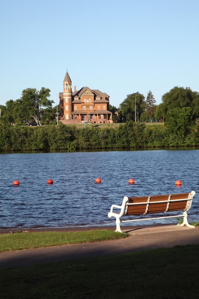 Barker's Island Inn Resort