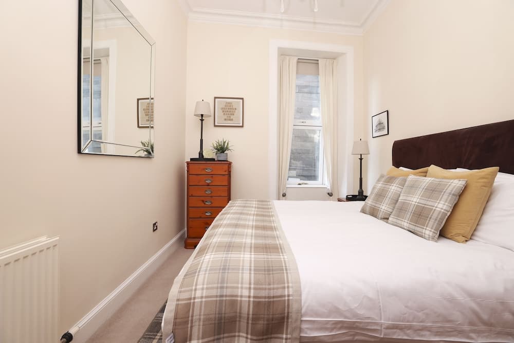 JOIVY Stunning Ground-floor 2bedrm New Town Apt