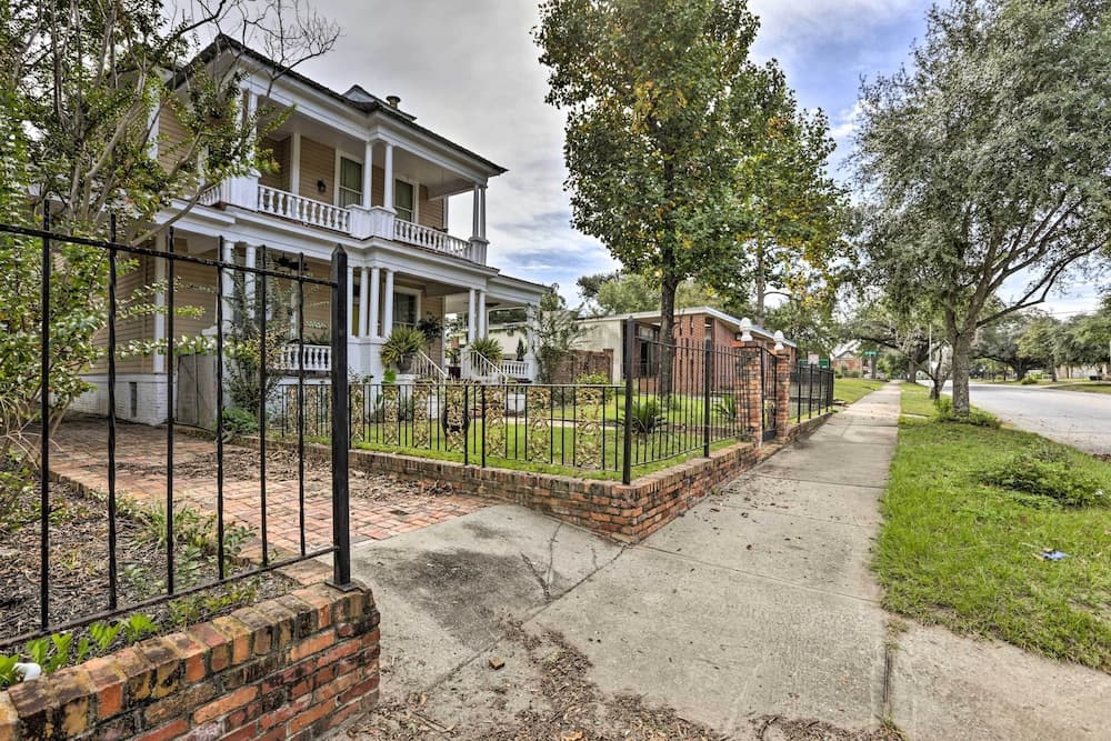 Central Albany Home With Covered Porch & Patio!