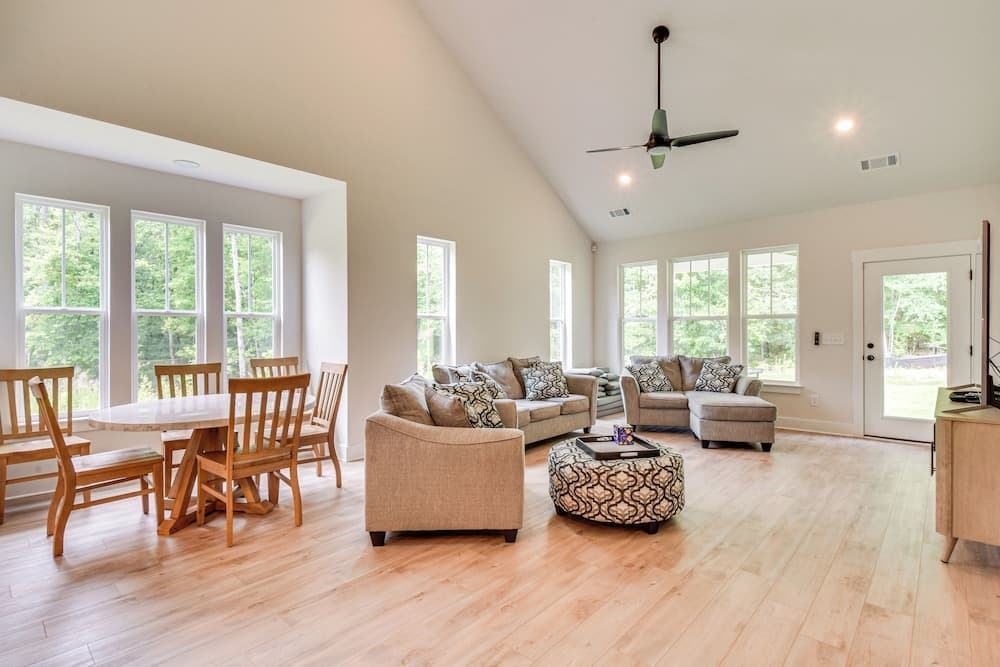5 Mi to Memorial Stadium & Beach: Modern Townhome
