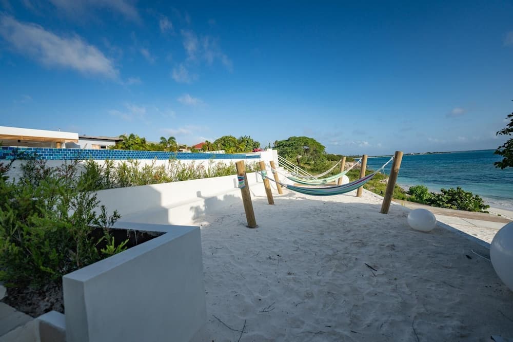 Beachfront Villa w Pool Sleeps 16 Dining Tub