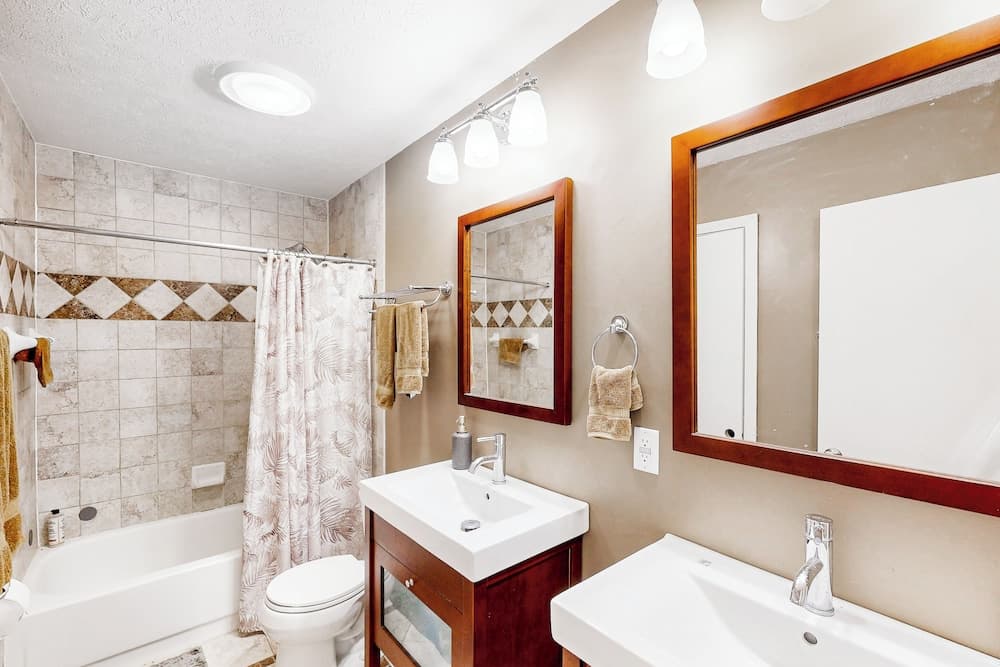 Waterfront 3BR w/ Heart-shaped Pond & Vitamix