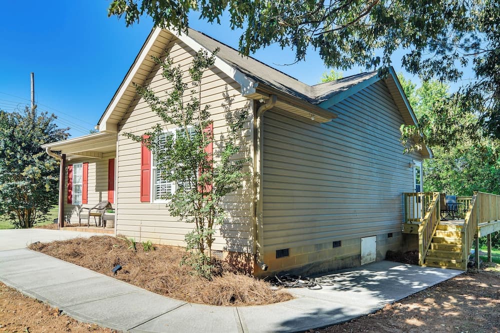 Central High Point Home < 1 Mi to Downtown!