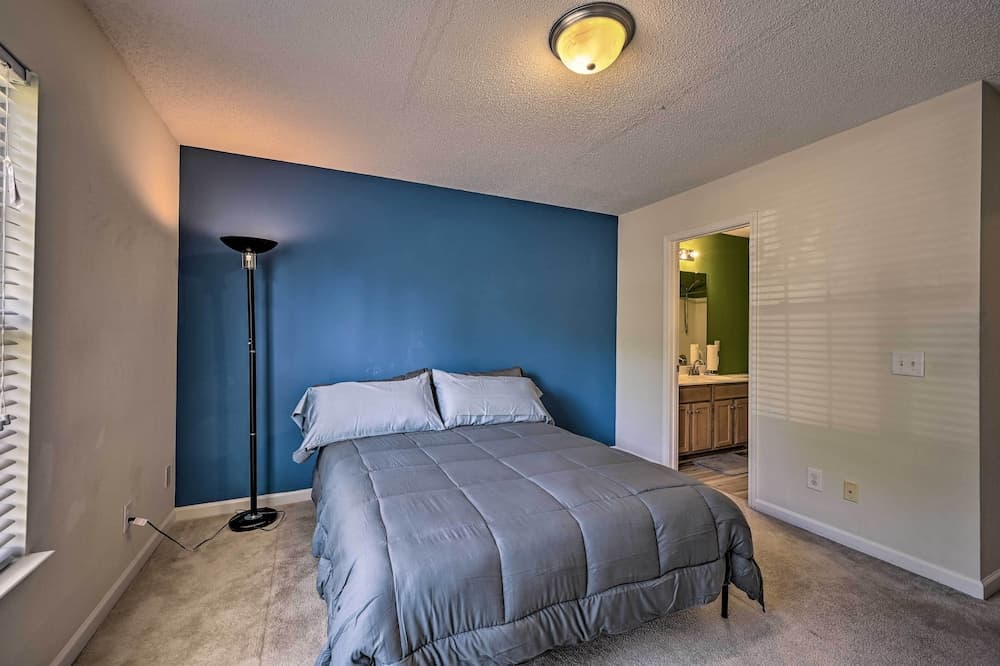Cozy Greensboro Townhome ~ 7 Mi to UNC Campus